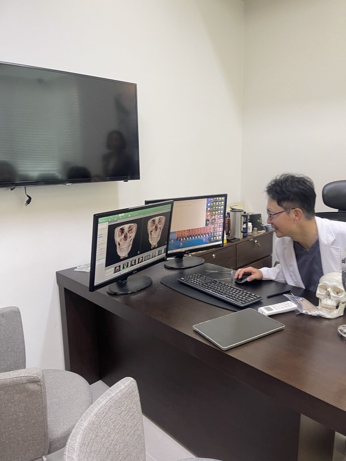 surgeon-consultation-ct-scan-assessment
